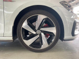 22540R18DCC付GTI専用アルミホイール。レッドキャリパーがアクセントです。