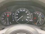速度やエンジン回転数などの計器がまとまって配置され、運転に必要な情報を確認しやすい構成です。中央にはシフト位置も表示され、走行前の確認や日々の運転をサポートします。