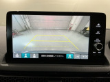 リバースギアに入れるだけで後方の表示へ切り替わります。夜間や雨の日の駐車も楽になりますよ。