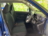 運転席と助手席には、落ち着いた色合いのシートを採用。前方の視界が開け、座ったままメーターやナビ画面も確認しやすい配置です。乗り降りの際も室内の様子を確かめやすく、毎日の移動に使いやすい空間です。