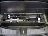 この車はジャッキと応急パンク修理キットは標準装備です