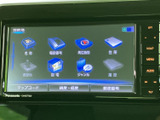 名称や電話番号、周辺施設、住所などから目的地を探せるメニュー画面です。自宅や登録地、履歴も選択でき、行き先を探す方法が複数用意されているため、目的に合わせて活用できます。