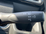 レバーには複数の表示がまとまり、運転席から目に入りやすい配置です。必要な設定を確認しやすく、日常の運転時にも扱いやすいのがうれしいポイント。手元に機能が集まり、便利に活用いただけます。