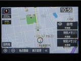 ナビ付きで、遠出や初めての道も安心。道に迷う心配が少なく、同乗者との会話や運転に集中出来ます。ご家族でのお出かけにも心強いポイントです。