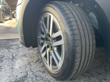 タイヤサイズは215/45R17です