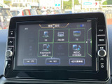 FM・AMやテレビ、Bluetooth Audioなど、複数のメニューが一覧で表示されています。使いたい項目を画面上で選びやすく、普段の移動中に音楽やラジオを利用したい方にも便利な装備です。