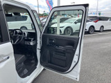 ドアを開けると運転席まわりまで見渡しやすく、前方の視界も確認しやすいレイアウトです。ドア内側には肘掛けや小物を置けるスペースがあり、乗り降りの際にも扱いやすい構成。落ち着いた色合いでまとまっています。