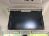 【フリップダウンモニター】大画面モニターで後席でもエンタメをお楽しみいただけます。小さなお子様にも大人気の装備です♪