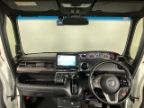【前方視界】開放的な前方視界!運転がしやすく疲れにくいです♪窓が大きく、見通しがとっても良いおクルマですよ♪