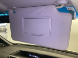 日差しをカットしながら、身だしなみもチェックできます。鏡付きサンバイザーで一石二鳥。