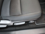 運転席シートはシートリフト機構付きで様々な体格の人に対応致します