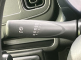 レバー上に各操作位置が表示されており、必要な設定を目で確認しながら扱えます。雨天時など視界を整えたい場面でも、手元で操作しやすいのがうれしいポイントです。