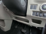 運転席の足元です。ハンドルの下に、小物を置けるくぼみがあります。