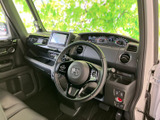 運転席まわりは各表示が見渡しやすく、前方を確認しながら運転に集中しやすい配置です。手の届きやすい位置に機器がまとまり、日々の移動を快適に支えます。