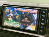 画面でテレビ番組を視聴でき、停車中の待ち時間にも活用できます。映像と文字が表示される画面を備え、車内で過ごす時間の楽しみを広げてくれる便利な装備です。