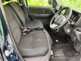 運転席まわりは前方を見渡しやすく、座面や背もたれもゆったりとした印象です。足元には余裕があり、乗り降りもしやすい構成で、毎日の移動を快適に支えます。