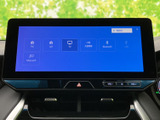 FM・AMラジオやテレビ、Bluetoothなどの選択肢が画面に並び、聴きたい音源を選びやすい構成です。普段の通勤から休日のお出かけまで、好みに合わせて楽しめます。