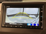 リバースギアに入れるだけで後方の表示へ切り替わります。夜間や雨の日の駐車も楽になりますよ。