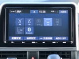 AM・FMやBluetoothなど、音源の選択肢が画面に一覧表示され、使いたい項目を確認しやすい構成です。タッチで選べるため、日常の移動中も音楽やラジオを楽しめます。