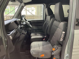 前席は座面と背もたれにゆとりがあり、落ち着いて運転や同乗を楽しめる空間です。窓からの視界も広く、乗り降りしやすい開口部と合わせて日々の使い勝手に配慮されています。
