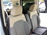 シートはフィット性も良く、楽な運転姿勢を保てます。シートヒーター付き!直接体を温てくれるので寒い日の運転も快適です。