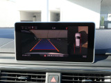 4台の広角サラウンドビューカメラが、車両の全周囲360度を瞬時に捉え、様々な角度からの映像を映し出し、駐車時の操作がより簡単になります。ギアをリバースに入れるか、センターコンソールのボタンで起動します。