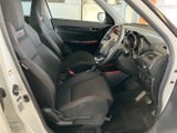 運転席と助手席には身体を包む形状のシートを採用し、赤いステッチがアクセントになっています。乗り降りしやすい開口部で、車内の様子も確認しやすい配置です。