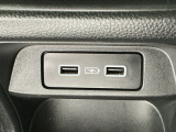 後部座席の方も使用しやすいよう、運転席と助手席の間に充電用USBジャックを2個装備!iPhoneはもちろん少しアンペアが高めのiPadも充電することが出来ます♪