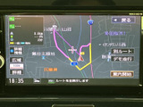 画面上でルートや周辺の道路情報を確認でき、目的地への移動をサポートします。地図を見ながら案内を確認できるため、慣れない場所へ出かける際にも便利です。