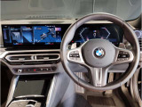 BMWのステアリングはドライバーと車体が一体感に感じれるような操作性を実現しております。また、握りやすさや操作性を向上するためにスイッチ類も配置されております。
