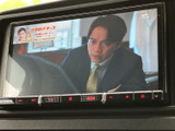 映像を表示できるモニターを備え、停車中のひとときにテレビ番組などを楽しめます。画面が大きく内容を確認しやすく、手元のボタンから操作しやすい配置です。