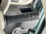 走行中、周囲の明るさや暗さに応じて、ヘッドランプなどを自動で点灯/消灯するオートライトシステム。