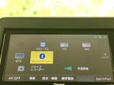 ラジオやBluetooth Audio、テレビなど複数の音源が画面に表示され、用途に合わせて選べます。音楽や交通情報を利用したい日常の移動でも、メニューから目的の項目を確認しやすい構成です。