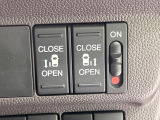 【両側パワースライドドア】スマートキーや運転席のスイッチで後席両側スライドドアの開閉が可能♪電動だから力を入れてドアを開ける必要が無く、小さなお子様でも簡単に開け閉めでき快適です♪