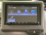 FM・AMやCD、Bluetooth Audio、テレビなどの選択肢が画面にまとまり、使いたい音源を確認しやすい構成です。システム設定も同じ画面から選べるため、日常の切り替えに便利です。