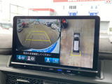 画面には車両周辺を確認できる映像が表示され、駐車時の周囲確認をサポート。複数の表示を見比べやすく、狭い場所での取り回しや駐車にも役立つ便利な装備です。日常の運転を支えます。