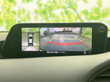 後方の映像と車両周囲の表示を画面で確認でき、駐車時の周囲確認をサポートします。ガイド表示も備わり、車庫入れや狭い場所での取り回しの際に便利な装備です。