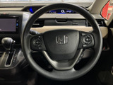 手元に複数のスイッチがまとまり、運転姿勢を保ちながら各種機能を扱いやすい設計です。メーターも視界に入りやすく、毎日の運転で必要な情報を確認しやすい環境です。