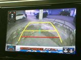 後方の映像とガイド線を画面で確認でき、駐車時の周囲確認をサポートします。車両周辺の状況を目で確かめながら操作できるので、狭い場所での駐車にも役立ちます。