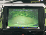 後方の映像を画面で確認でき、駐車時に周囲の様子を把握する際に役立つ装備です。車庫入れや狭い場所での駐車など、後方確認が必要な日常の場面で安心感をサポートします。