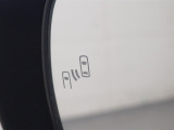 隣車線を走る車両をレーダーで検知し、ドアミラーでは確認しにくい後側方エリアに存在する車両に加え、急接近してくる車両も検知します。車両を検知するとドアミラーに搭載されたLEDインジケーターが点灯します。