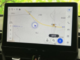 タッチ画面に地図と現在地が表示され、目的地検索や周辺確認に活用できます。画面上の案内が見やすく、地図を確認しながら行き先を設定できるため、初めての場所への移動にも便利です。