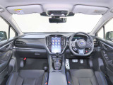 Aピラー後方の特徴的な三角窓の採用で死角も少なく視認性の良い運転席からの眺めです!!