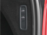 オートレベライザーは走行中に車両のサスペンションと衝撃吸収特性を自動的に制御して、快適性と機能性を最適な状態に保ちます。荷積みや乗り降りをしやすくするために、手動で車高を調節することもできます。