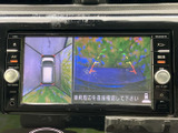 後方の映像に加えて車両周辺を上から見た表示もあり、駐車時に周囲の位置関係を確認しやすい構成です。画面の案内を見ながら、後退時の安全確認をサポートします。