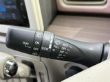 前後のワイパー操作や作動間隔に関する表示がレバー上に集約され、必要な設定を確認しやすい仕様です。雨天時や後方の視界を確保したい場面で、状況に合わせて使い分けられます。