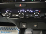 フルオートエアコン搭載。好みの温度に設定するだけで、風向や風量を自動でコントロール!いつでも快適な車内環境に。