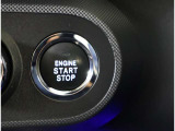 スマートキーを携帯していればキーを取り出さずにドアを施錠&解錠。クルマの始動も可能です。