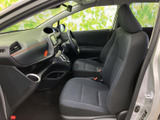 前席は視界が開け、運転席と助手席のシートが並ぶ落ち着いた空間です。室内の各所に収納スペースがあり、日常の移動でも使いやすく、同乗される方もゆったり過ごせます。