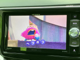 テレビ番組を画面で視聴できる装備です。お出かけ先で停車している時間も映像を楽しめるので、休憩中のひとときに活用いただけます。視聴は停車時にお楽しみください。